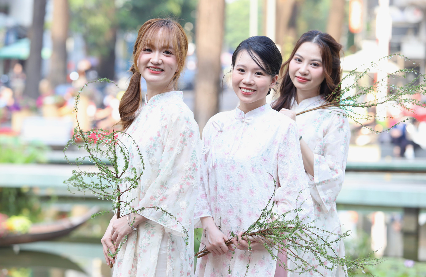 Các thiếu nữ khoe nét tươi trẻ, rạng ngời trong nắng xuân Sài thành.