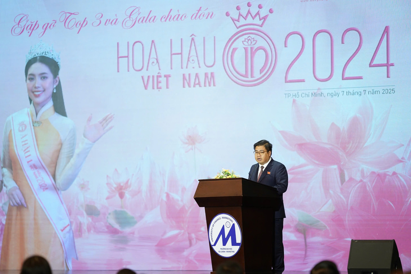 TS. Cao Tấn Huy: "Mỗi lời nói của các bạn không chỉ đại diện cho bản thân mà còn gắn liền với hình ảnh của sinh viên UFM và cao hơn thế nữa - là hình ảnh người phụ nữ Việt Nam thời đại mới". TS. Cao Tấn Huy: "Mỗi lời nói của các bạn không chỉ đại diện cho bản thân mà còn gắn liền với hình ảnh của sinh viên UFM và cao hơn thế nữa - là hình ảnh người phụ nữ Việt Nam thời đại mới".