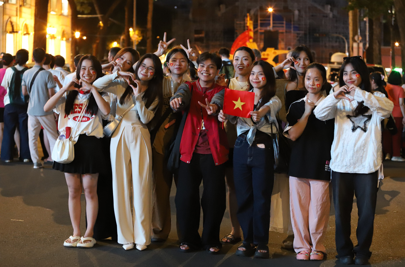 Nhóm sinh viên Học viện Công nghệ Bưu chính-Viễn thông trang trí những sticker hình lá cờ để chụp ảnh lưu niệm.