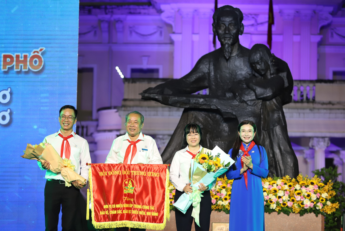 Chị Nguyễn Phạm Duy Trang trao cờ của Hội đồng Đội Trung ương ghi nhận những đóng góp tích cực của Nhà Thiếu nhi TPHCM.