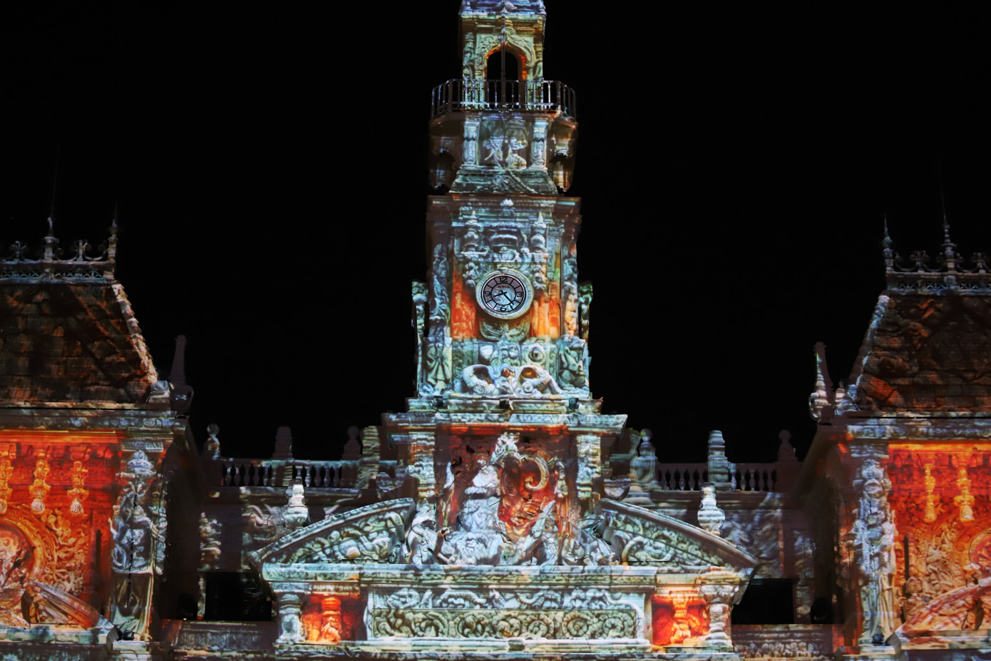 Tối 19/4, tại sân khấu ngoài trời trước trụ sở HĐND và UBND TPHCM đã diễn ra lễ khai mạc chuỗi hoạt động văn hóa, thể thao, trình diễn công nghệ chủ đề “Sắc màu thành phố Bác”. Đây là đợt lễ hội lớn nhằm hưởng ứng kỷ niệm 50 năm Ngày Giải phóng miền Nam, thống nhất đất nước (30/4/1975 - 30/4/2025). Tối 19/4, tại sân khấu ngoài trời trước trụ sở HĐND và UBND TPHCM đã diễn ra lễ khai mạc chuỗi hoạt động văn hóa, thể thao, trình diễn công nghệ chủ đề “Sắc màu thành phố Bác”. Đây là đợt lễ hội lớn nhằm hưởng ứng kỷ niệm 50 năm Ngày Giải phóng miền Nam, thống nhất đất nước (30/4/1975 - 30/4/2025).