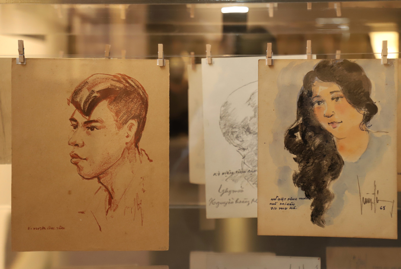 Trong thời chiến khốc liệt, Huỳnh Phương Đông luôn cố gắng vẽ thật nhiều chân dung của đồng đội, bởi ông sợ mình không còn cơ hội vẽ nữa. Trên thực tế, có những gương mặt trong tranh của ông, bức chân dung vừa hoàn thành, thì ít giờ sau đã nghe người đó hy sinh trên chiến trường. Trong thời chiến khốc liệt, Huỳnh Phương Đông luôn cố gắng vẽ thật nhiều chân dung của đồng đội, bởi ông sợ mình không còn cơ hội vẽ nữa. Trên thực tế, có những gương mặt trong tranh của ông, bức chân dung vừa hoàn thành, thì ít giờ sau đã nghe người đó hy sinh trên chiến trường.