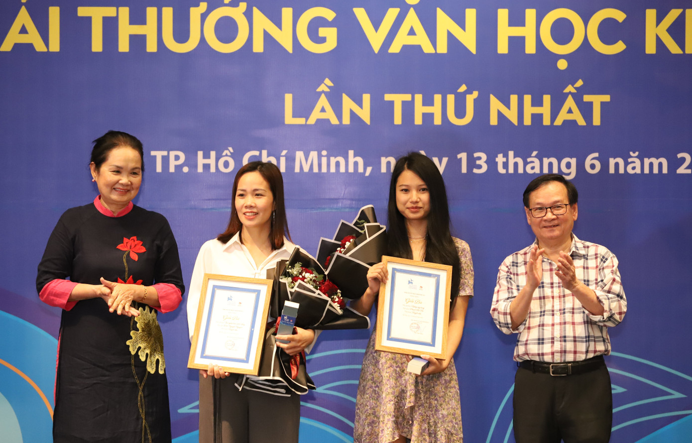 Nhà văn Bích Ngân - Chủ tịch Hội Nhà văn TPHCM cùng nhà văn Nguyễn Nhật Ánh trao giải cho các cây viết trẻ.