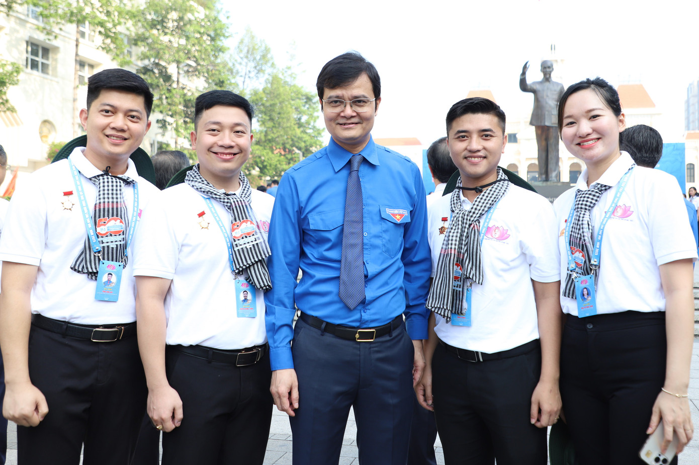 Các đại biểu chụp ảnh lưu niệm cùng Bí thư thứ nhất Trung ương Đoàn Bùi Quang Huy.