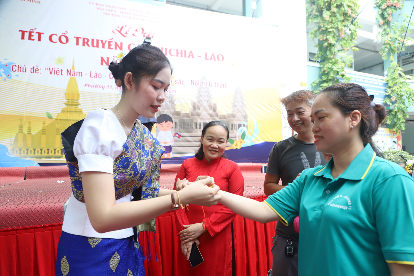 Các bạn trẻ Lào, Campuchia buộc chỉ cổ tay cho người dân và sinh viên TPHCM. Nghi thức với ý nghĩa cầu chúc may mắn cho những người đón nhận. Các bạn trẻ Lào, Campuchia buộc chỉ cổ tay cho người dân và sinh viên TPHCM. Nghi thức với ý nghĩa cầu chúc may mắn cho những người đón nhận.