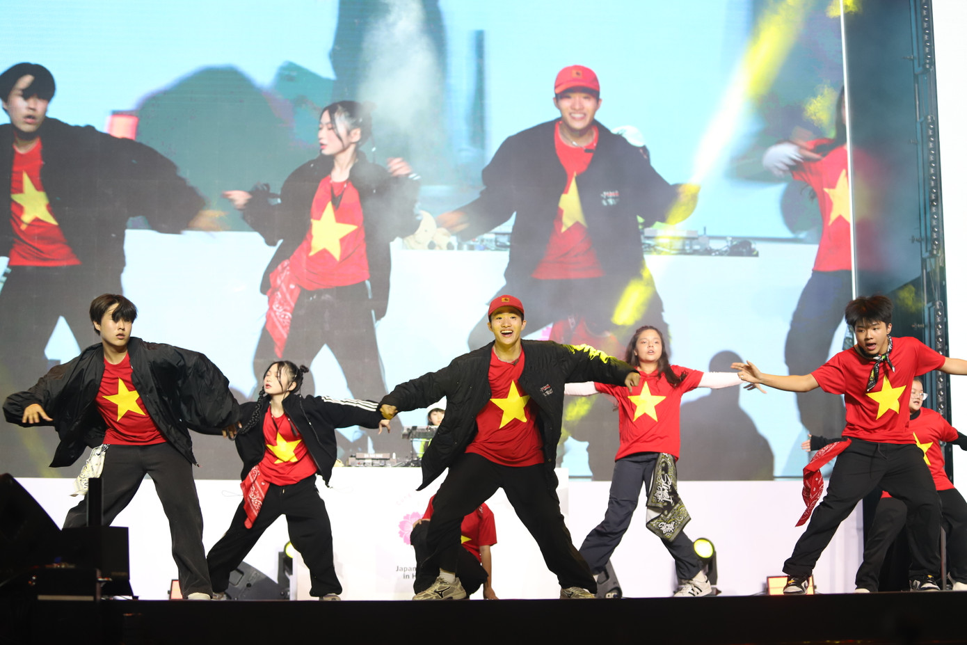 Nhóm nhảy Kids cũng góp vào không khí bùng cháy với những bài nhảy ấn tượng, sinh động.