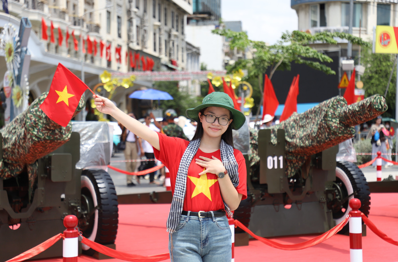 Bà con nhân dân đến ghi lại hình ảnh kỷ niệm cùng các khẩu pháo.