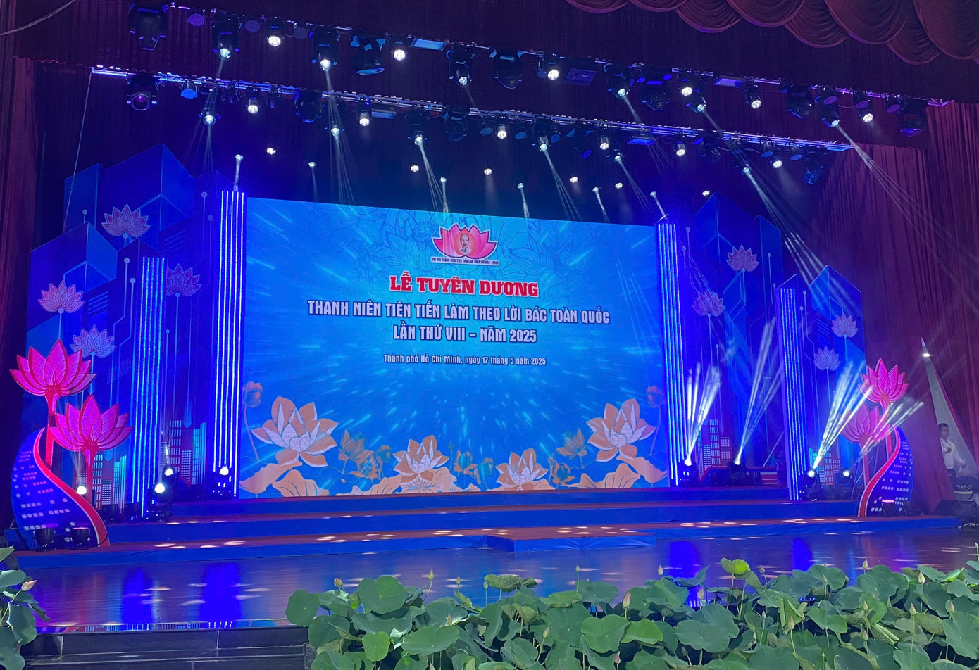 Sân khấu chương trình tuyên dương Thanh niên tiên tiến làm theo lời Bác toàn quốc lần thứ VIII, sẽ diễn ra vào chiều 17/5 tại Học viện Cán bộ TPHCM. Ảnh: Bá Hưng