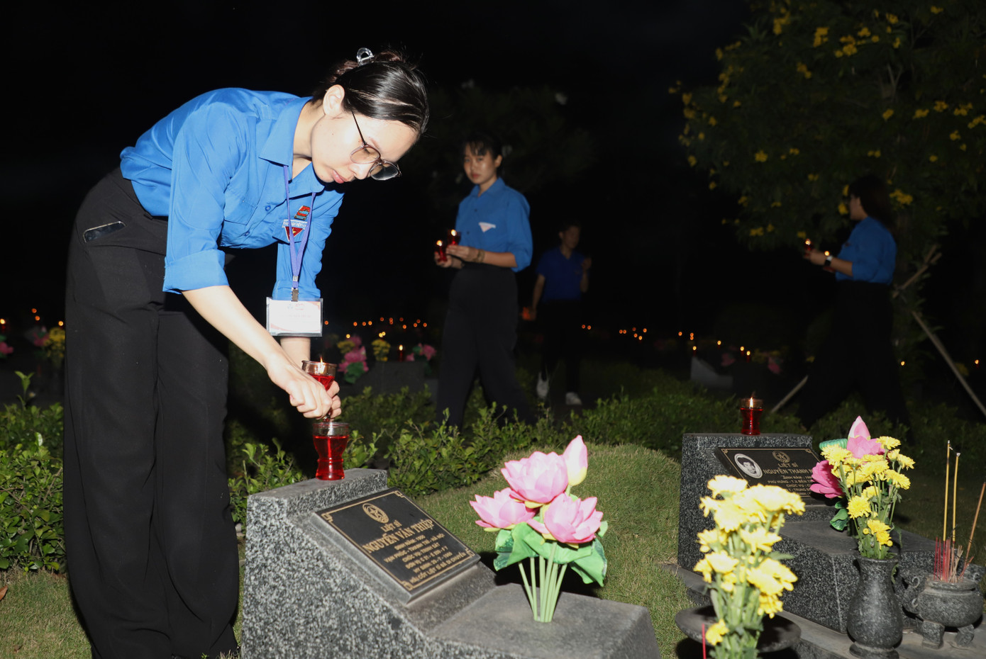 Bạn trẻ dâng lên anh linh các Anh hùng liệt sĩ những nén hương, ly nến với lòng biết ơn sâu sắc. Bạn trẻ dâng lên anh linh các Anh hùng liệt sĩ những nén hương, ly nến với lòng biết ơn sâu sắc.