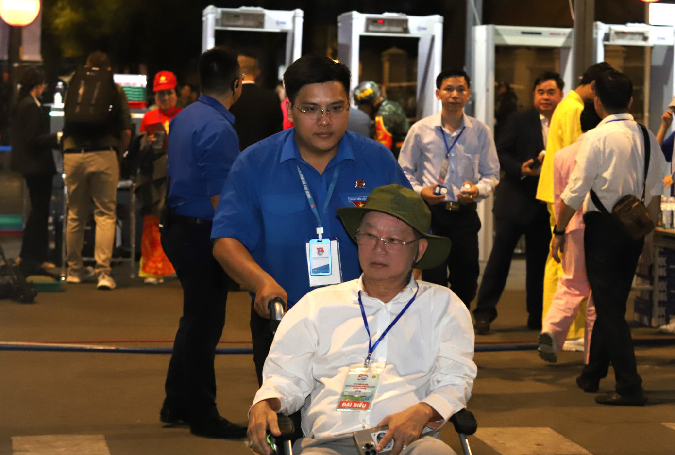 Thanh niên thành phố hỗ trợ đón tiếp, hướng dẫn tại đại lễ.