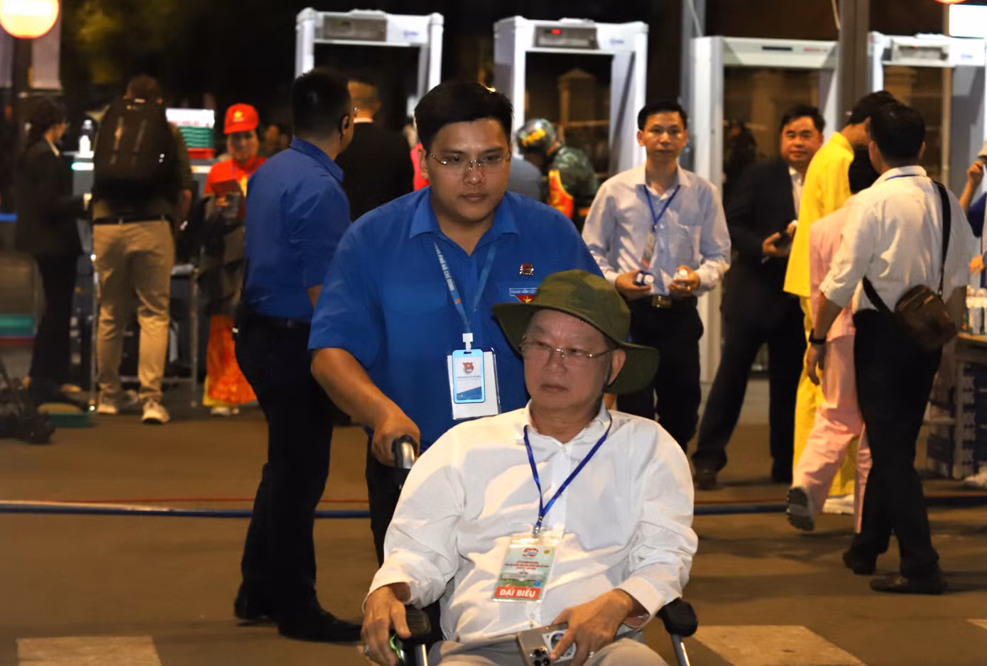Thanh niên thành phố hỗ trợ đón tiếp, hướng dẫn tại đại lễ. Thanh niên thành phố hỗ trợ đón tiếp, hướng dẫn tại đại lễ.