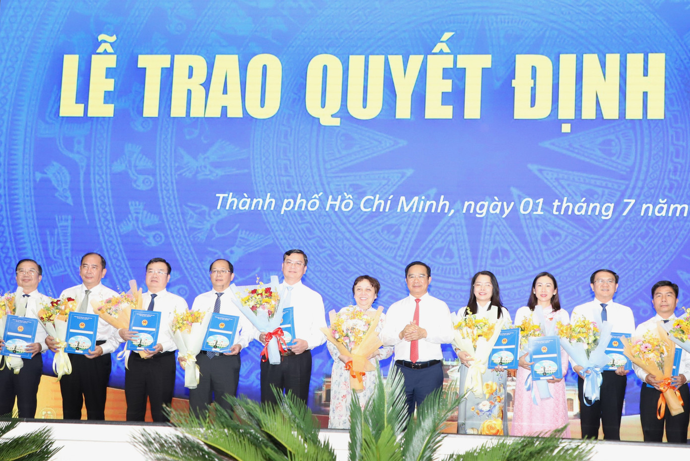 Chủ tịch UBND TPHCM Nguyễn Văn Được trao quyết định cho các lãnh đạo sở, ngành TPHCM mới sau sắp xếp tổ chức bộ máy. Ảnh: Ngô Tùng Chủ tịch UBND TPHCM Nguyễn Văn Được trao quyết định cho các lãnh đạo sở, ngành TPHCM mới sau sắp xếp tổ chức bộ máy. Ảnh: Ngô Tùng