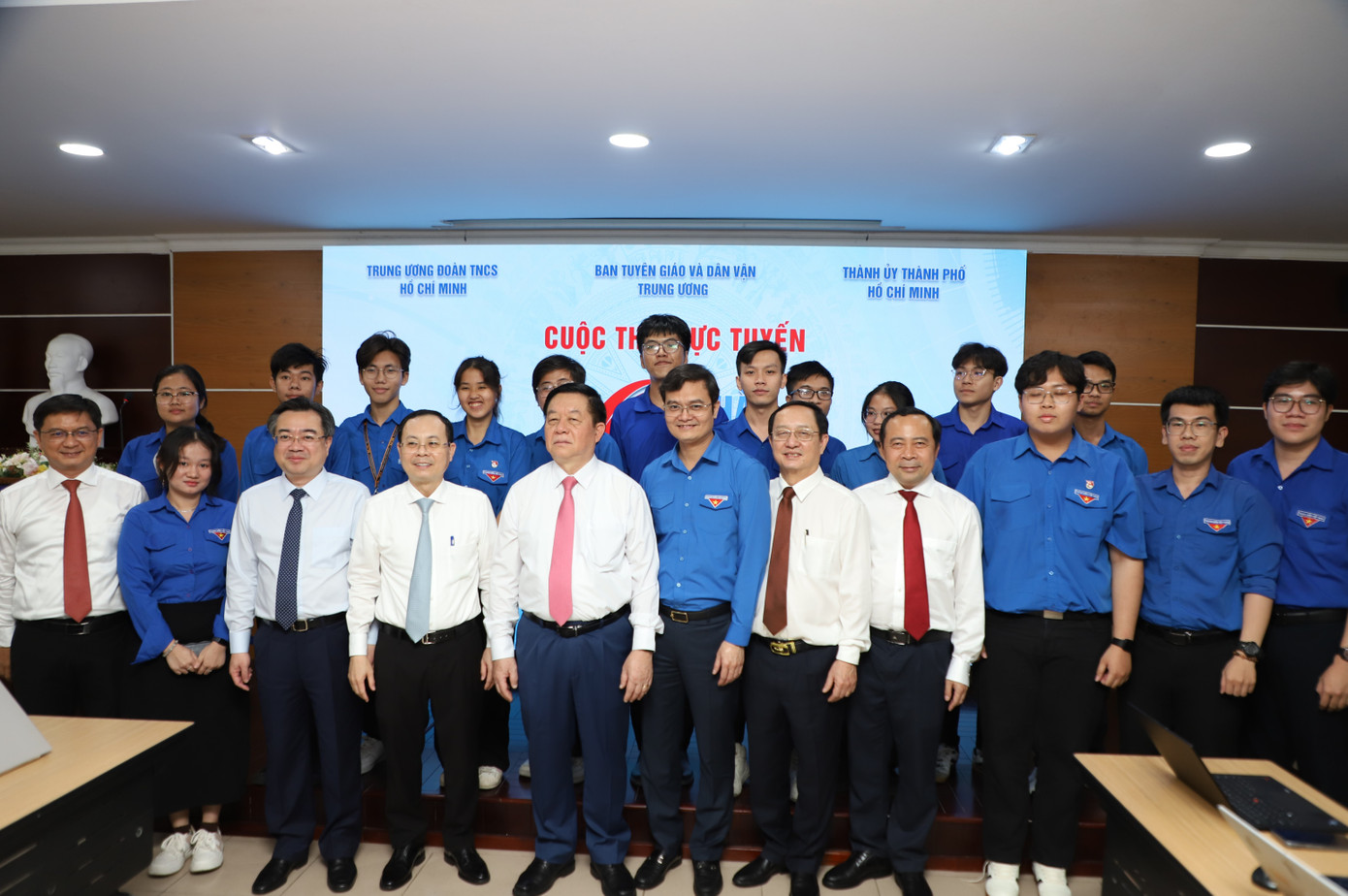 Lãnh đạo Đảng, Nhà nước đến động viên các thí sinh tham gia cuộc thi.