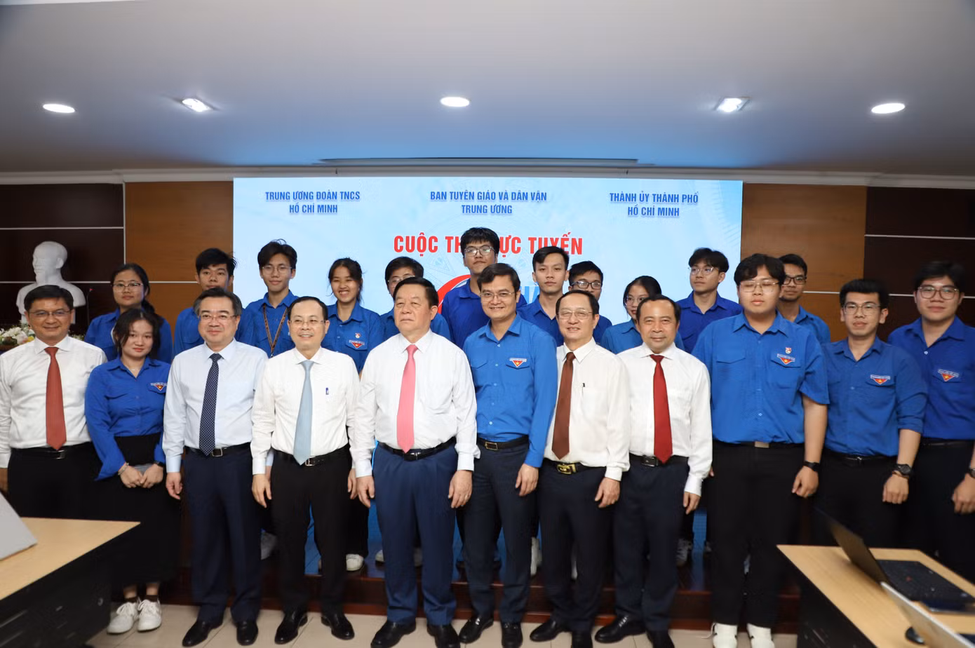 Lãnh đạo Đảng, Nhà nước đến động viên các thí sinh tham gia cuộc thi. Lãnh đạo Đảng, Nhà nước đến động viên các thí sinh tham gia cuộc thi.