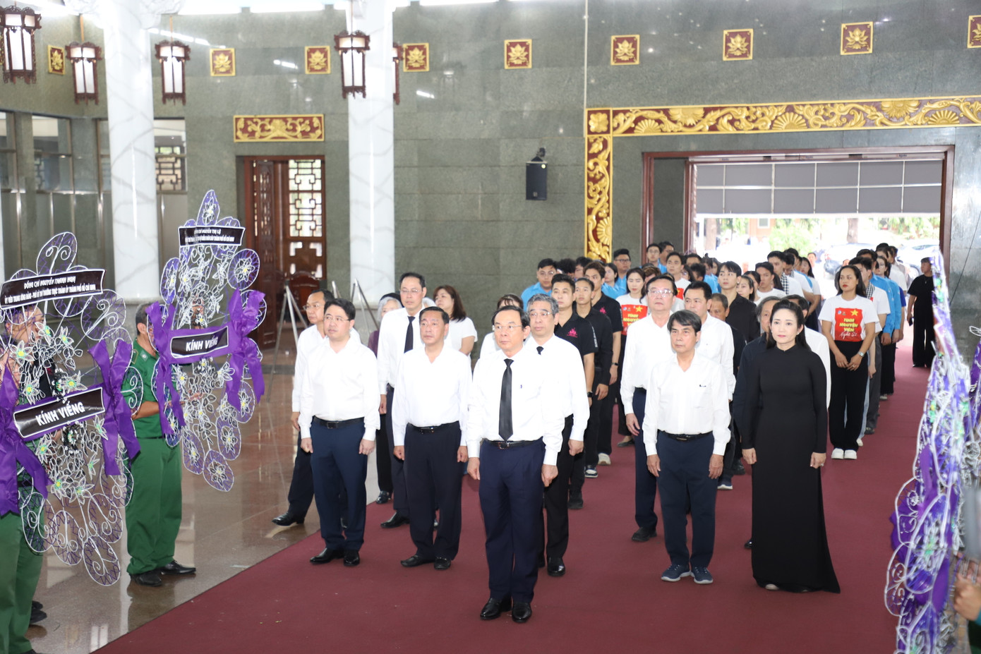 Đoàn đại biểu Thành ủy - HĐND - UBND - Ủy ban MTTQ Việt Nam TPHCM thành kính tưởng nhớ, tri ân những đóng góp to lớn của nhạc sĩ Lư Nhất Vũ.