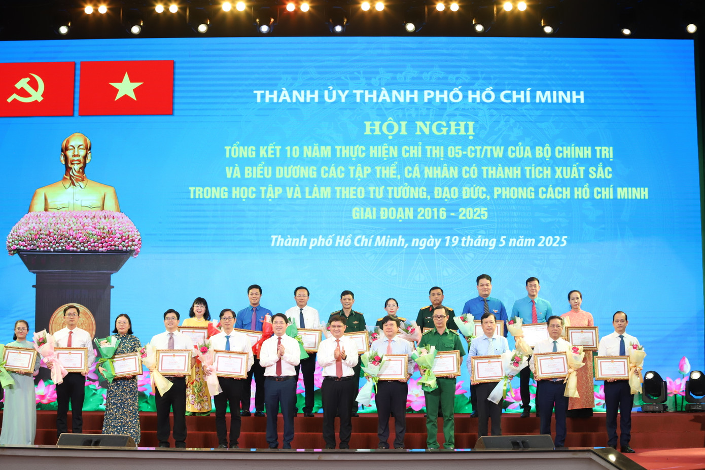 TPHCM vinh danh, khen thưởng 341 tập thể, cá nhân điển hình trong học tập và làm theo Bác, giai đoạn 2016 - 2025. Ảnh: Ngô Tùng TPHCM vinh danh, khen thưởng 341 tập thể, cá nhân điển hình trong học tập và làm theo Bác, giai đoạn 2016 - 2025. Ảnh: Ngô Tùng