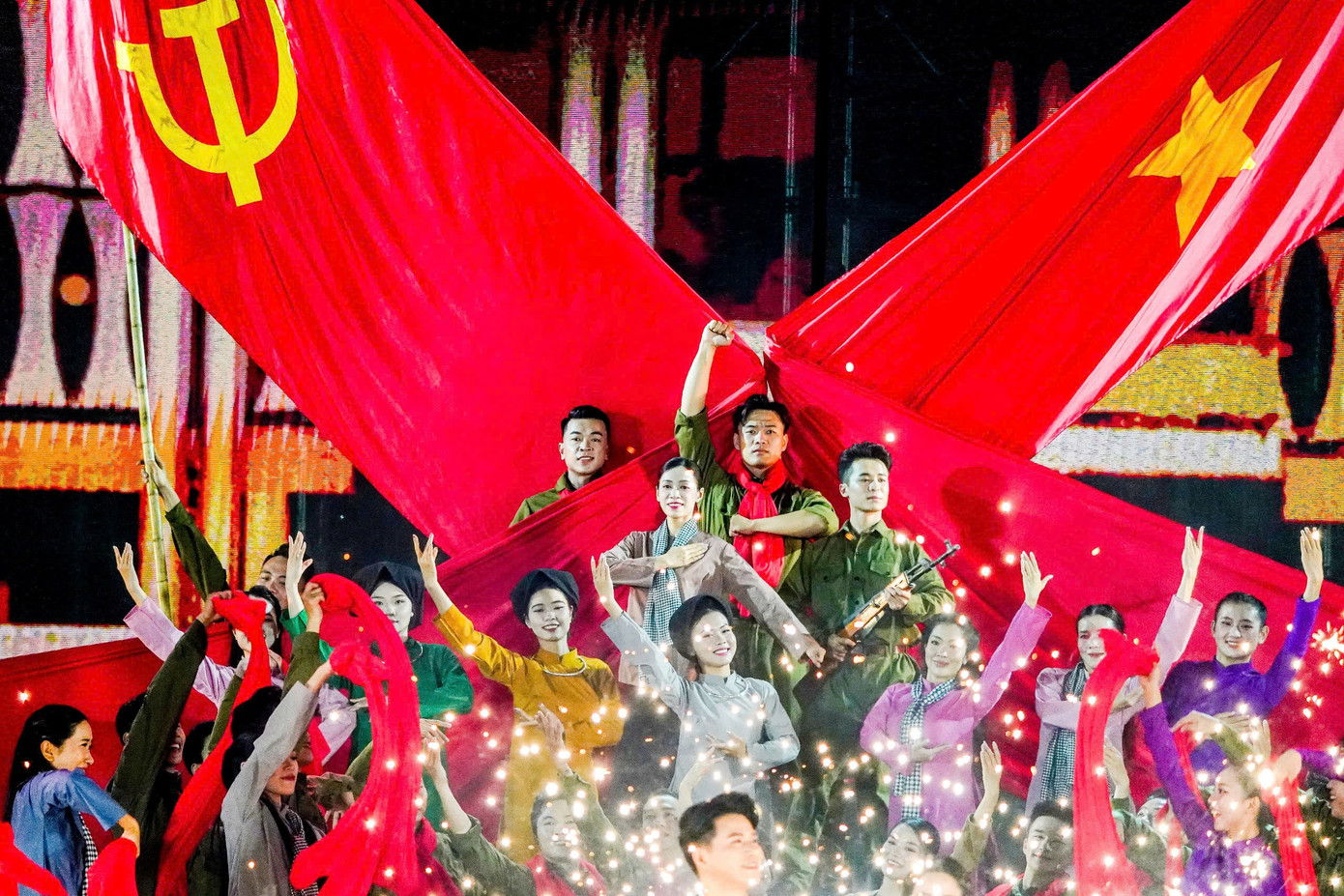 Tiết mục nghệ thuật mở đầu chương trình. Ảnh: Phạm Nguyễn Tiết mục nghệ thuật mở đầu chương trình. Ảnh: Phạm Nguyễn