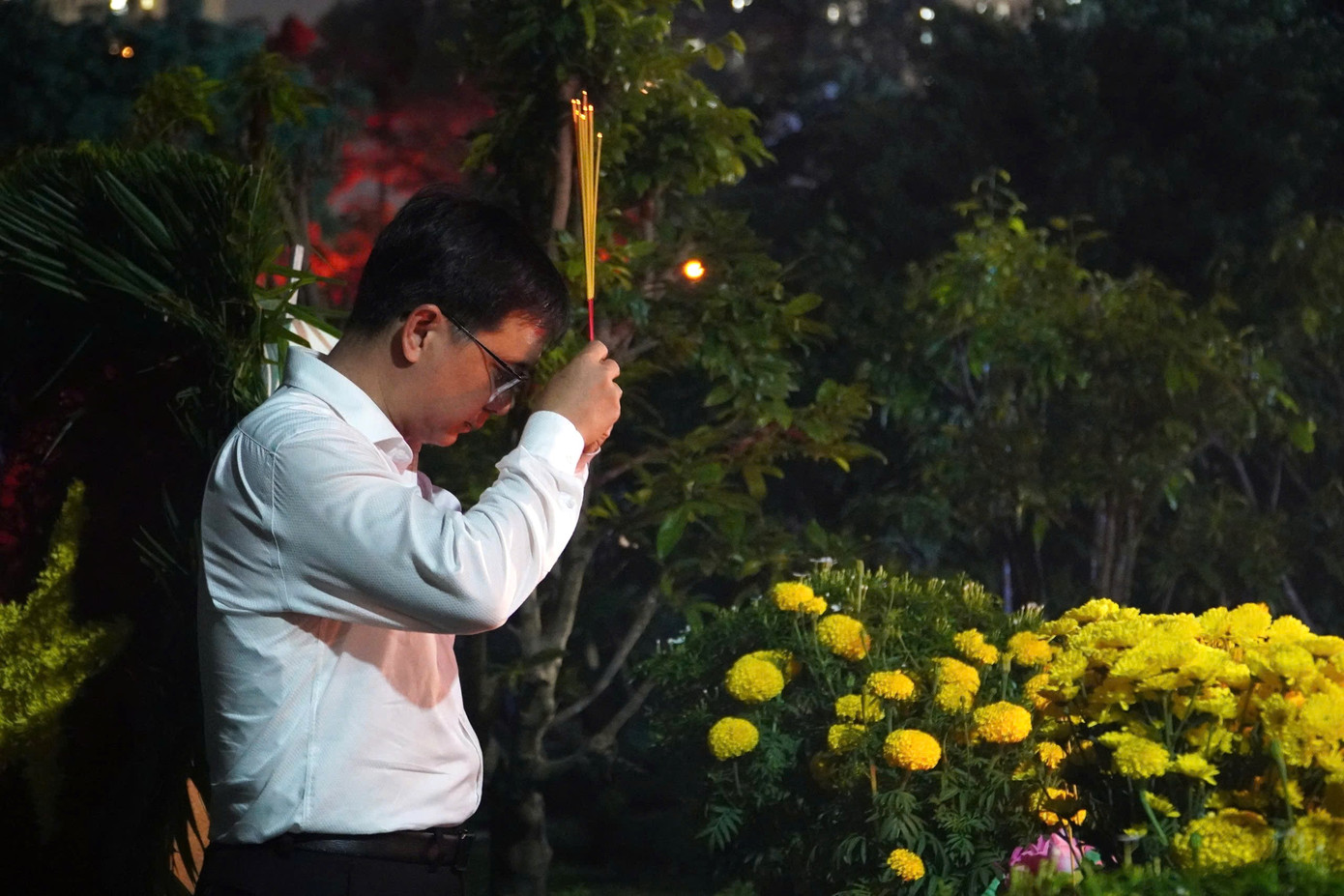 Lãnh đạo các cơ quan Trung ương và TPHCM thắp hương tưởng nhớ công lao của những người anh hùng. Lãnh đạo các cơ quan Trung ương và TPHCM thắp hương tưởng nhớ công lao của những người anh hùng.