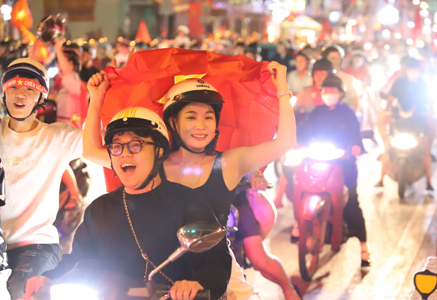 Bầu không khí ăn mừng "xuyên đêm" của hàng vạn người hâm mộ TPHCM hòa trong niềm vui chung của cả nước.