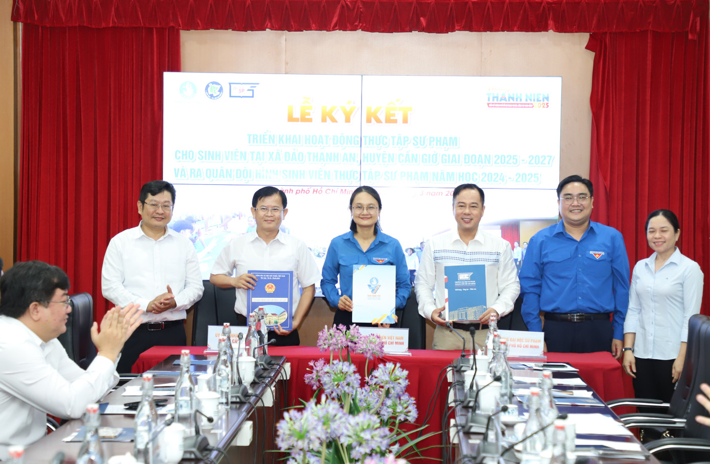 Đại diện Hội SVVN TPHCM, huyện Cần Giờ và Trường Đại học Sư phạm TPHCM ký kết phối hợp triển khai hoạt động thực tập sư phạm cho sinh viên.