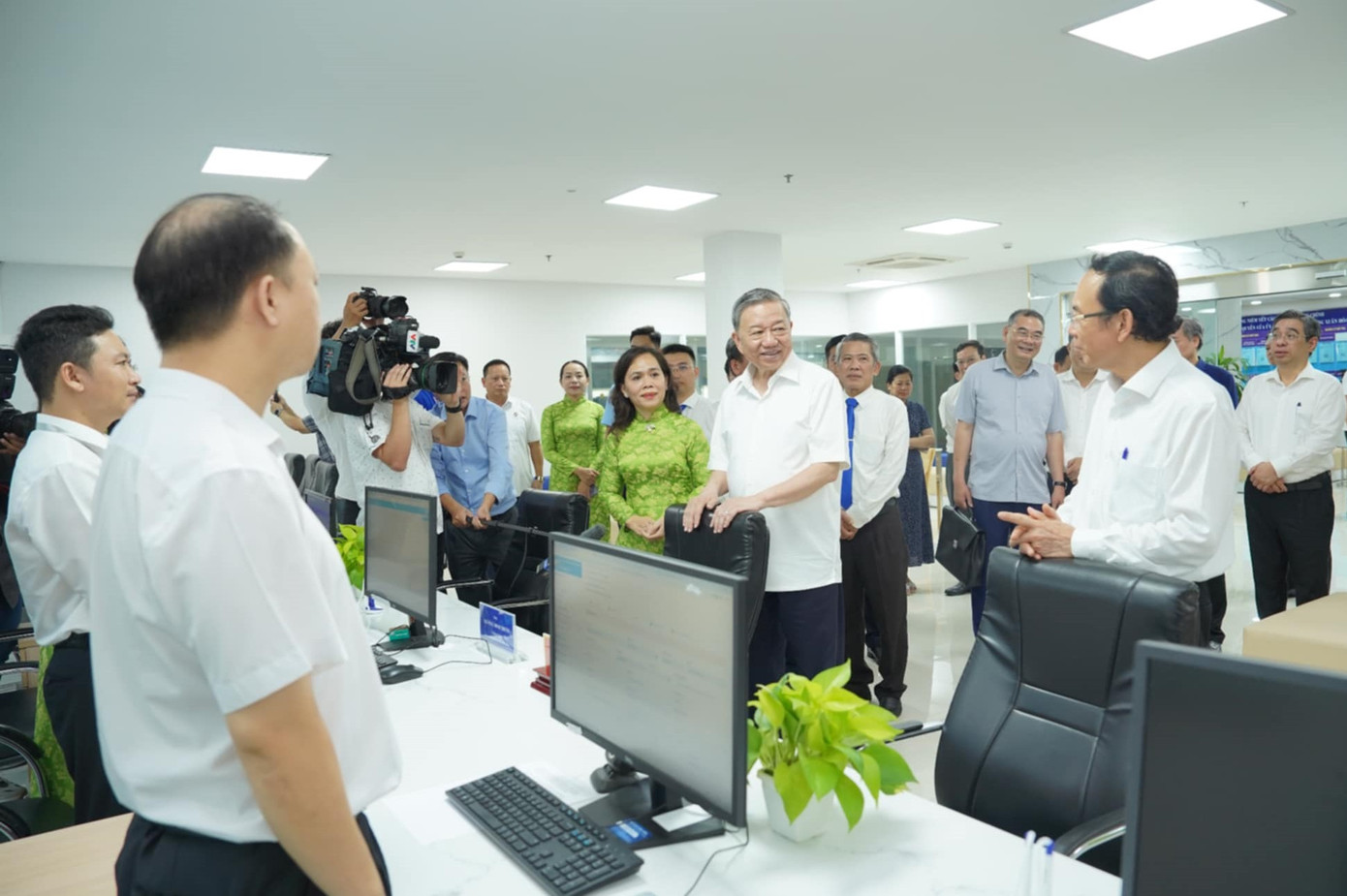 Tổng Bí thư Tô Lâm cùng đoàn công tác khảo sát, làm việc với Ban Thường vụ Đảng ủy phường Xuân Hòa, TPHCM, chiều 29/6. Ảnh: Nguyễn Anh