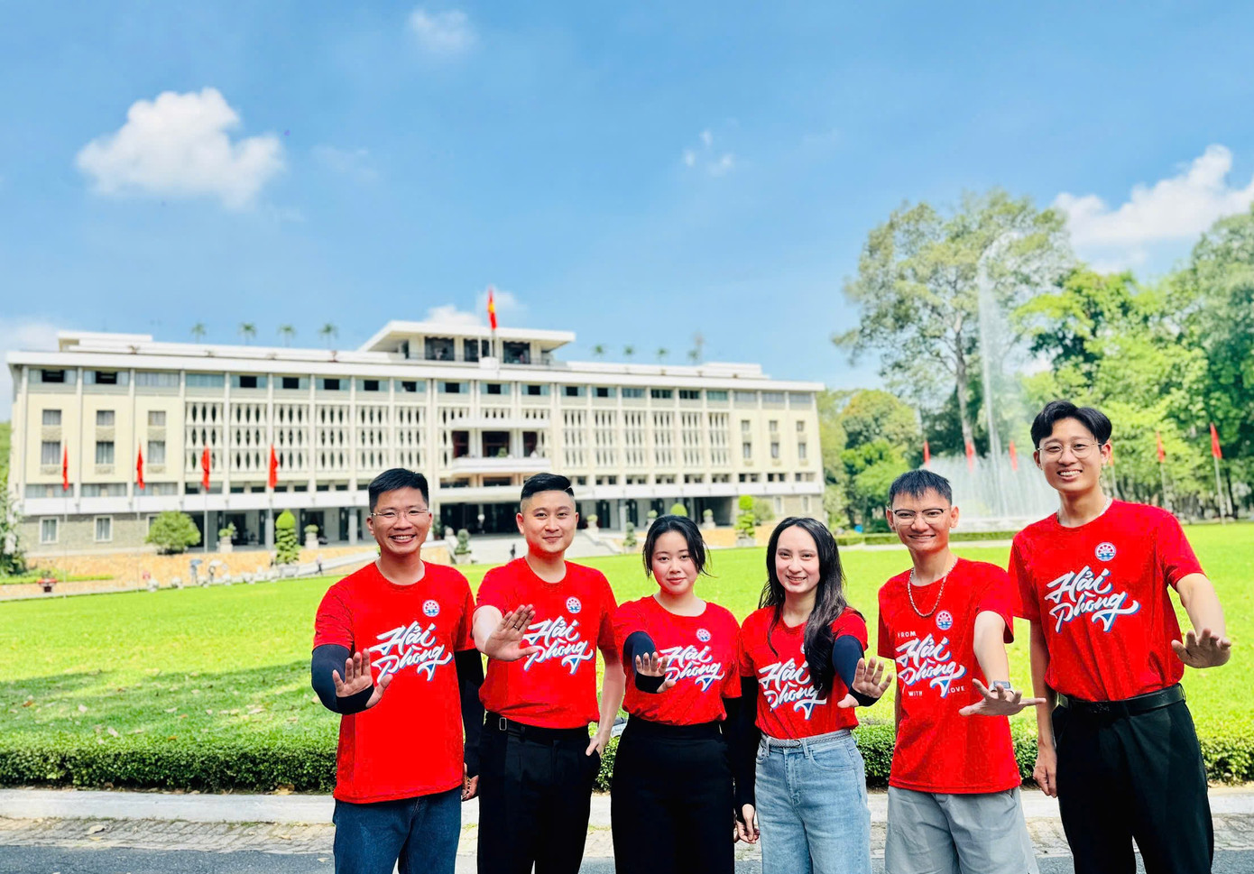 Đến với thành phố mang tên Bác từ sớm, các thành viên trong đoàn đại biểu thành phố Hoa phượng đỏ Hải Phòng tranh thủ đi tham quan, chụp ảnh tại Dinh Độc Lập với hình ảnh màu cờ sắc áo &quot;khẳng định thương hiệu&quot; quê hương mình.