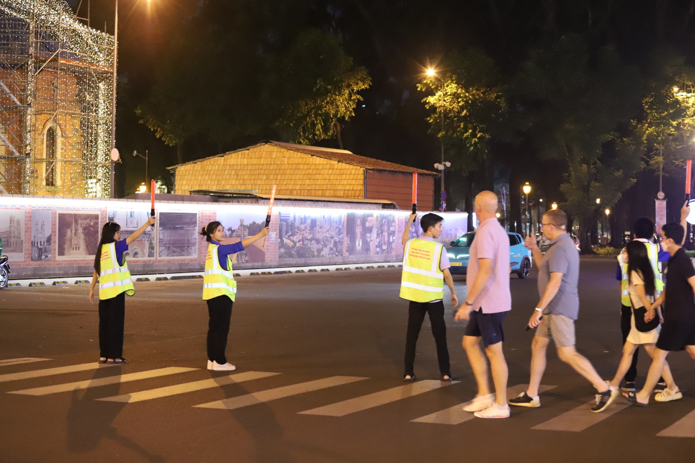 Theo anh Phúc, thống kê từ ngày 25/12 đến ngày 31/12/2024, đội hình đã triển khai 15 ca trực, có sự tham gia của hơn 350 lượt tình nguyện viên. Ca trực đêm giao thừa 31/12 cũng là ca cuối khép lại một tuần các bạn trẻ góp sức hỗ trợ các hoạt động lễ hội trọng điểm trên địa bàn TPHCM. Ảnh: Ngô Tùng