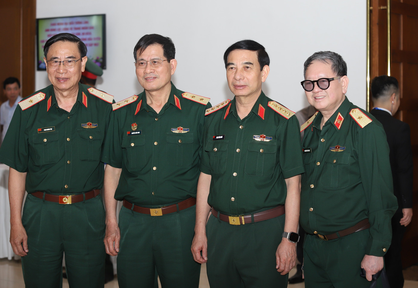 Đại tướng Phan Văn Giang (thứ hai từ phải qua), Phó Bí thư Quân ủy Trung ương, Bộ trưởng Bộ Quốc phòng cùng các tướng lĩnh quân đội. Ảnh: Ngô Tùng Đại tướng Phan Văn Giang (thứ hai từ phải qua), Phó Bí thư Quân ủy Trung ương, Bộ trưởng Bộ Quốc phòng cùng các tướng lĩnh quân đội. Ảnh: Ngô Tùng