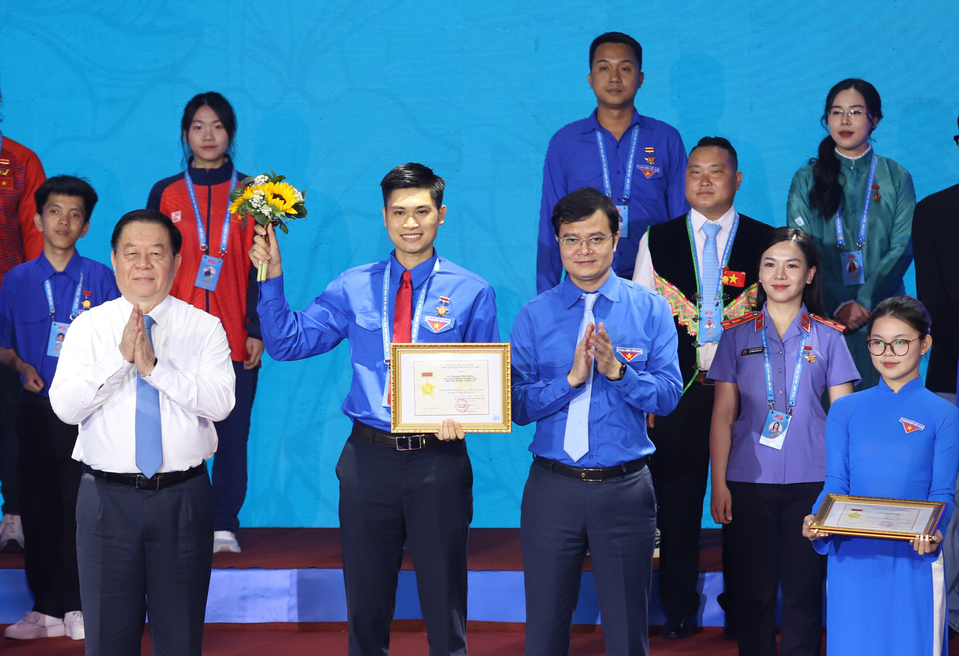 Trưởng Ban Tuyên giáo và Dân vận T.Ư Nguyễn Trọng Nghĩa cùng Bí thư thứ nhất T.Ư Đoàn trao danh hiệu “Thanh niên tiên tiến làm theo lời Bác” toàn quốc cho các gương tiêu biểu.