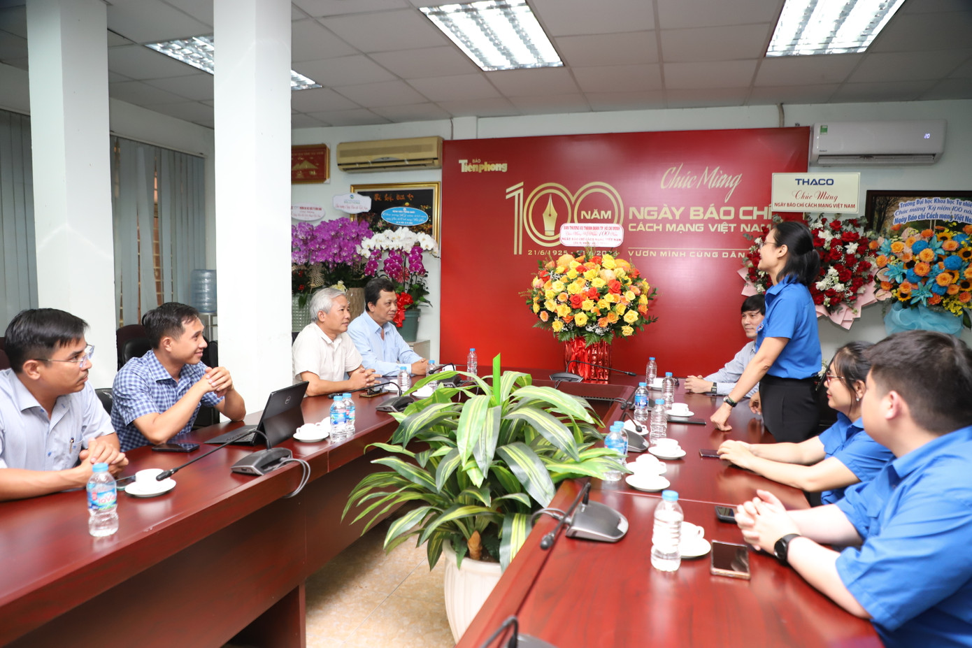 Đoàn công tác Thành Đoàn TPHCM thăm hỏi, trao đổi thân tình cùng cán bộ, phóng viên báo Tiền Phong trước thềm kỷ niệm 100 năm Ngày Báo chí cách mạng Việt Nam.