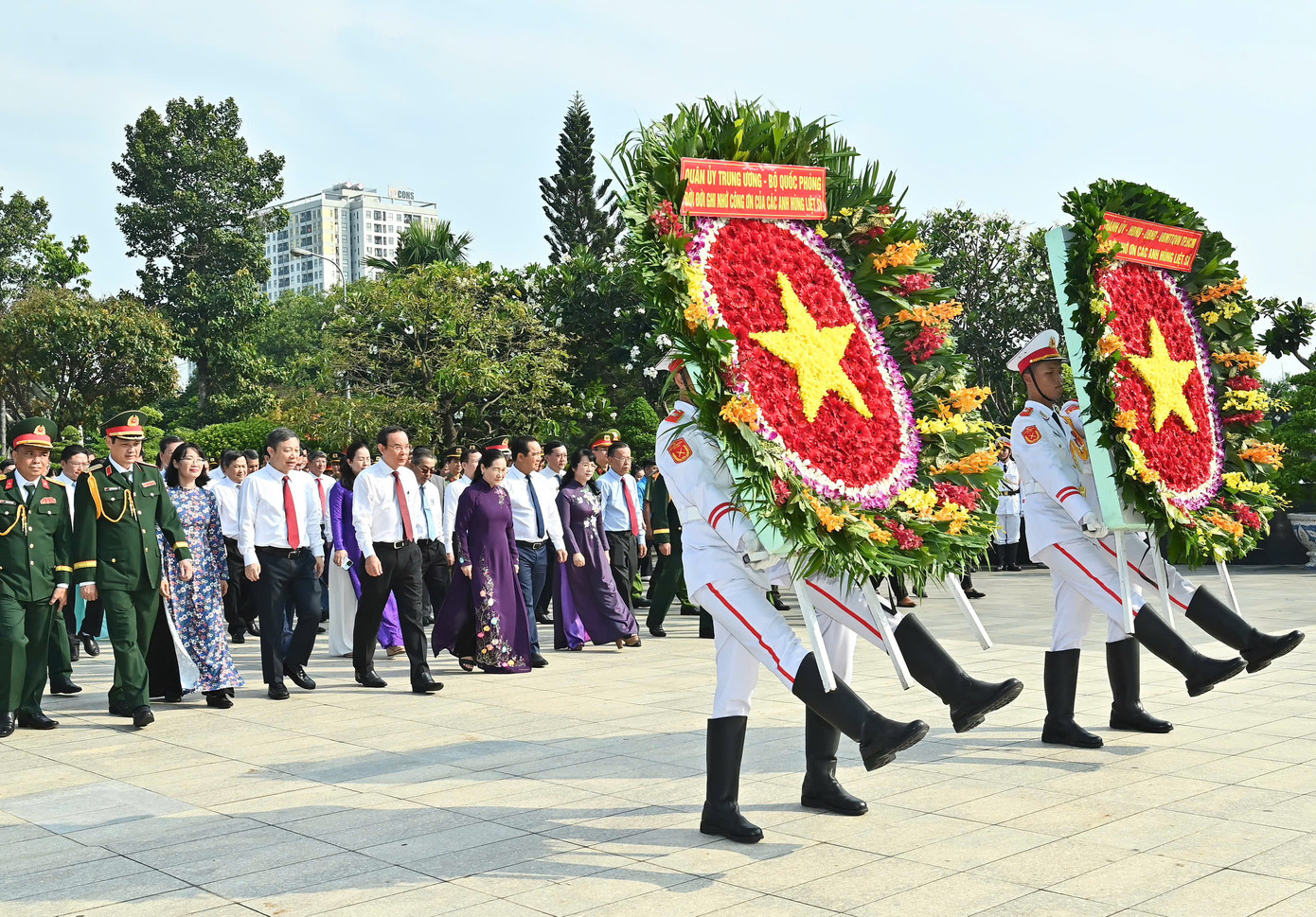 Đoàn đại biểu Thành ủy – HĐND – UBND – Ủy ban MTTQ Việt Nam TPHCM dâng hoa, dâng hương tưởng nhớ các Mẹ Việt Nam anh hùng, các Anh hùng liệt sĩ tại Nghĩa trang Liệt sĩ TPHCM. Ảnh: Việt Dũng Đoàn đại biểu Thành ủy – HĐND – UBND – Ủy ban MTTQ Việt Nam TPHCM dâng hoa, dâng hương tưởng nhớ các Mẹ Việt Nam anh hùng, các Anh hùng liệt sĩ tại Nghĩa trang Liệt sĩ TPHCM. Ảnh: Việt Dũng