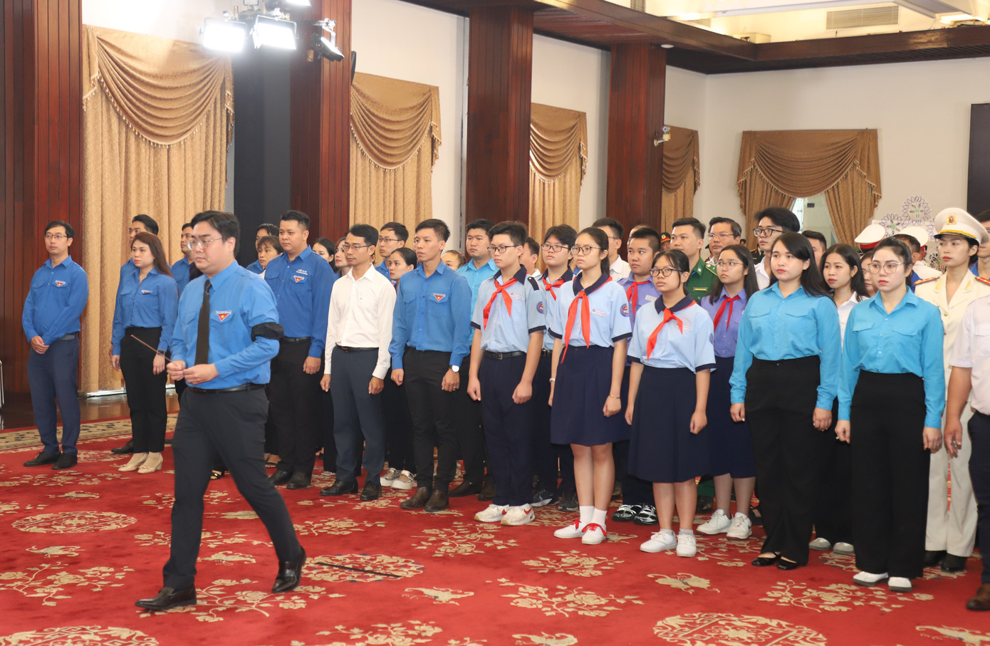 Đoàn Thành Đoàn - Hội LHTN - Hội Sinh viên - Hội đồng Đội TPHCM do anh Ngô Minh Hải, Bí thư Thành Đoàn TPHCM làm Trưởng đoàn, vào kính viếng nguyên Chủ tịch nước Trần Đức Lương.