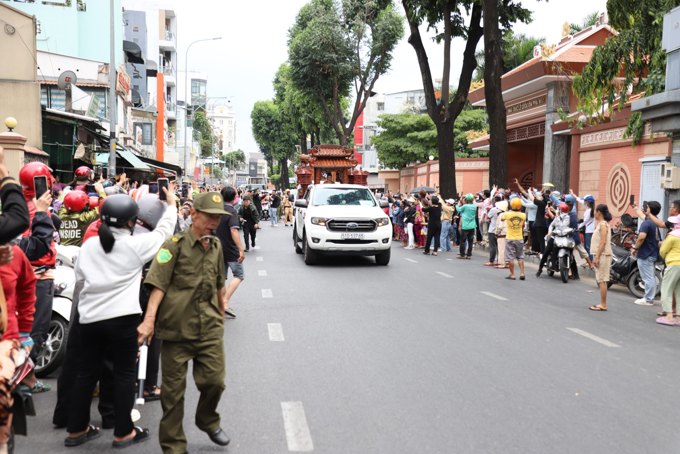 16h, linh cữu nghệ sĩ Quý Bình được đưa ra khỏi nhà tang lễ và hướng về Củ Chi. Đầu giờ chiều 9/3, gia đình và đồng nghiệp thực hiện lễ truy điệu cố nghệ sĩ ưu tú, diễn viên Quý Bình tại Nhà tang lễ quốc gia phía Nam (quận Gò Vấp, TPHCM).Sau lễ truy điệu, khoảng 14h, linh cữu nam nghệ sĩ được di quan, đưa đi hỏa táng tại tháp Long Thọ (xã Phú Hòa Đông, huyện Củ Chi). 16h, linh cữu nghệ sĩ Quý Bình được đưa ra khỏi nhà tang lễ và hướng về Củ Chi. Đầu giờ chiều 9/3, gia đình và đồng nghiệp thực hiện lễ truy điệu cố nghệ sĩ ưu tú, diễn viên Quý Bình tại Nhà tang lễ quốc gia phía Nam (quận Gò Vấp, TPHCM).Sau lễ truy điệu, khoảng 14h, linh cữu nam nghệ sĩ được di quan, đưa đi hỏa táng tại tháp Long Thọ (xã Phú Hòa Đông, huyện Củ Chi).
