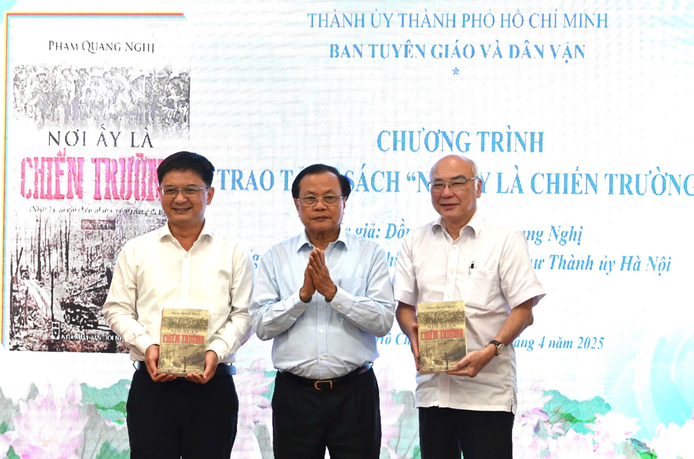 Đại diện lãnh đạo Thành ủy TPHCM tiếp nhận sách từ ông Phạm Quang Nghị. Ảnh: Minh Hiệp. Đại diện lãnh đạo Thành ủy TPHCM tiếp nhận sách từ ông Phạm Quang Nghị. Ảnh: Minh Hiệp.