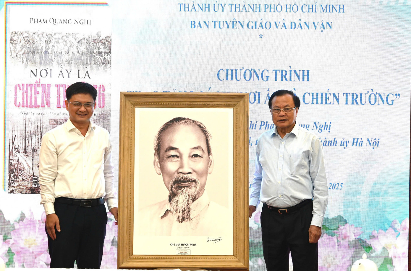 Nguyên Bí thư Thành ủy Hà Nội Phạm Quang Nghị trao tặng bức ảnh chân dung Chủ tịch Hồ Chí Minh đến Thành ủy TPHCM. Ảnh: Minh Hiệp. Nguyên Bí thư Thành ủy Hà Nội Phạm Quang Nghị trao tặng bức ảnh chân dung Chủ tịch Hồ Chí Minh đến Thành ủy TPHCM. Ảnh: Minh Hiệp.