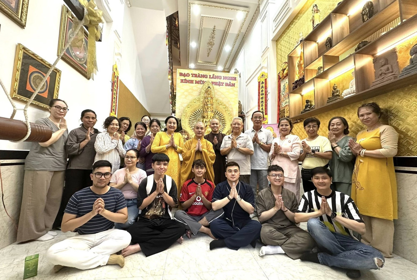 Các phật tử, bạn trẻ đến đạo tràng Lắng Nghe (TP. Thủ Đức) đảnh lễ tam bảo và tham gia lễ tắm Phật.