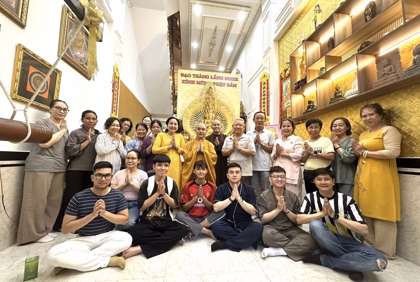 Các phật tử, bạn trẻ đến đạo tràng Lắng Nghe (TP. Thủ Đức) đảnh lễ tam bảo và tham gia lễ tắm Phật.