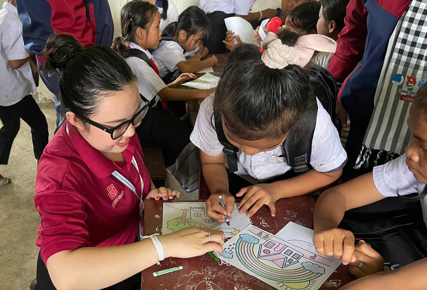 Cô bạn hăng hái góp sức trẻ trong các hoạt động tình nguyện hè tại nước bạn Lào. Cô bạn hăng hái góp sức trẻ trong các hoạt động tình nguyện hè tại nước bạn Lào.