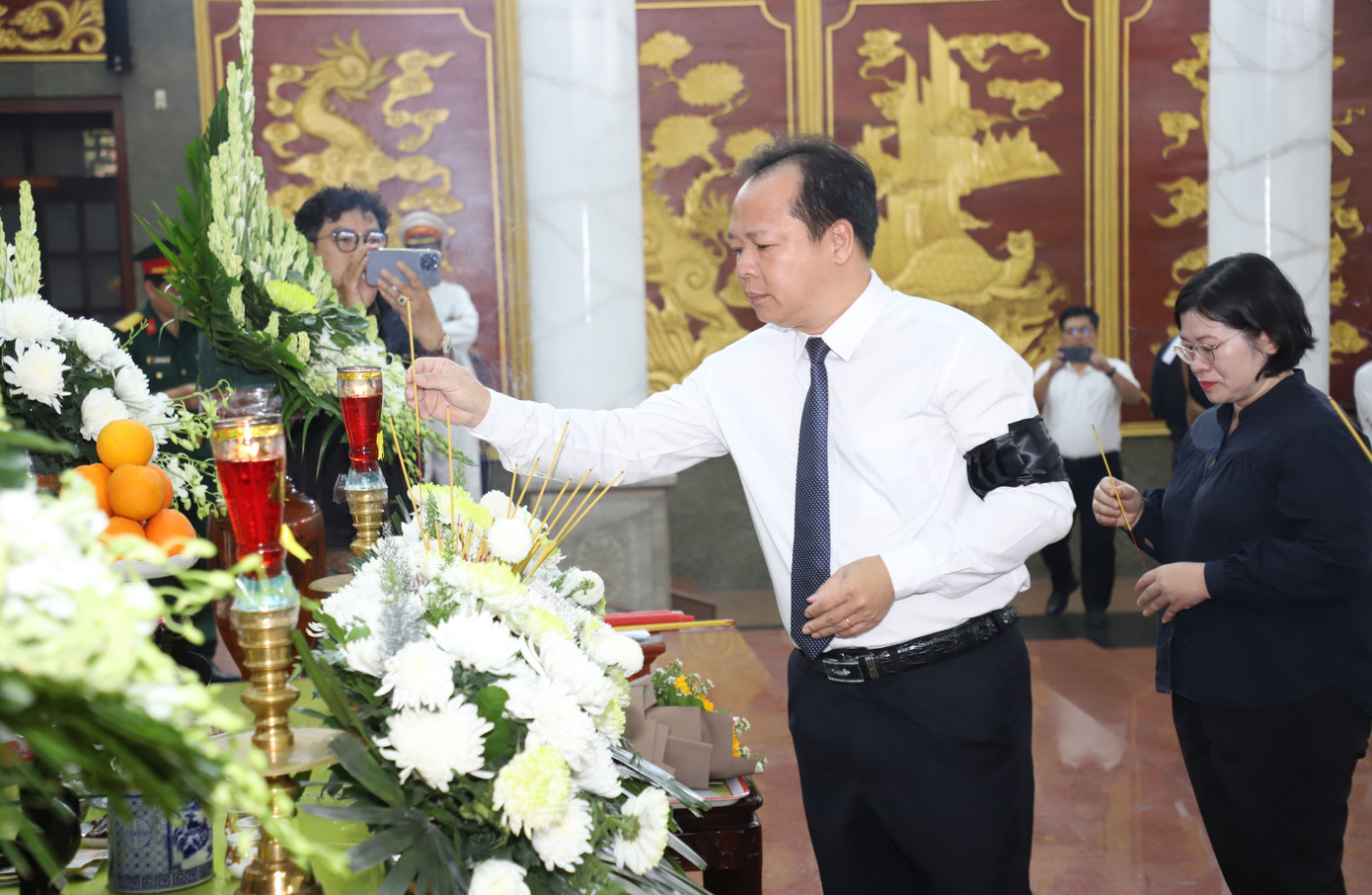 Đại diện lãnh đạo tỉnh Bình Dương, TPHCM tiễn đưa nhạc sĩ Lư Nhất Vũ.