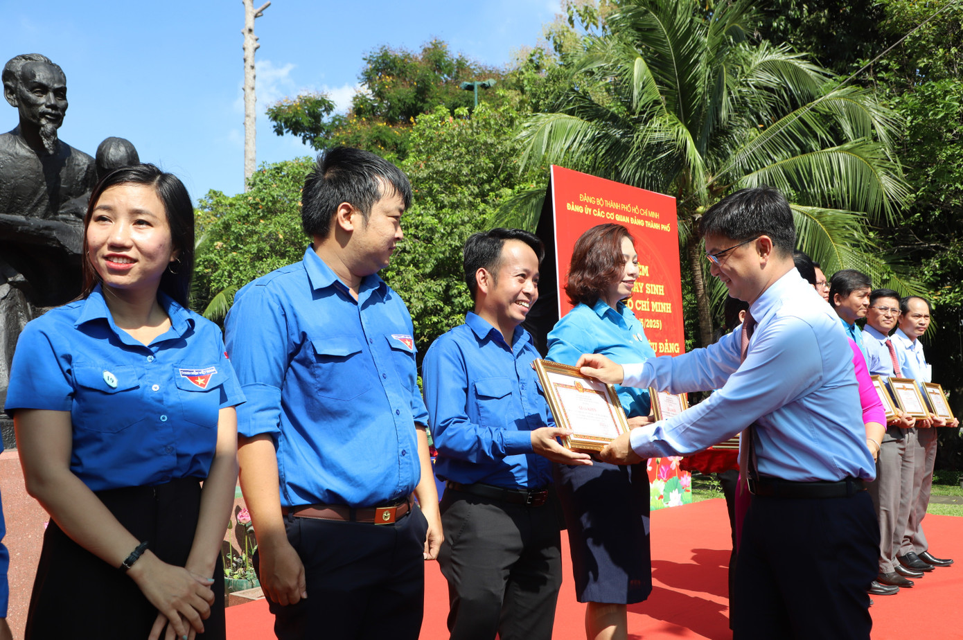 Lãnh đạo Thành ủy, Ban Tuyên giáo và Dân vận Thành ủy TPHCM trao thưởng các đơn vị có công trình thi đua tiêu biểu chào mừng kỷ niệm 50 năm Ngày Giải phóng miền Nam, thống nhất đất nước. Ảnh: Ngô Tùng Lãnh đạo Thành ủy, Ban Tuyên giáo và Dân vận Thành ủy TPHCM trao thưởng các đơn vị có công trình thi đua tiêu biểu chào mừng kỷ niệm 50 năm Ngày Giải phóng miền Nam, thống nhất đất nước. Ảnh: Ngô Tùng