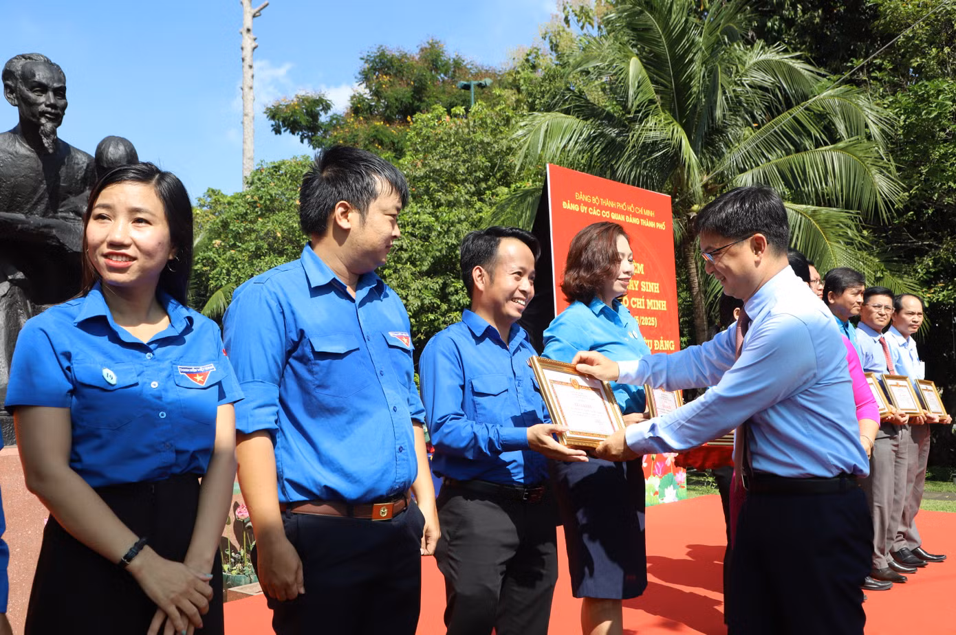 Lãnh đạo Thành ủy, Ban Tuyên giáo và Dân vận Thành ủy TPHCM trao thưởng các đơn vị có công trình thi đua tiêu biểu chào mừng kỷ niệm 50 năm Ngày Giải phóng miền Nam, thống nhất đất nước. Ảnh: Ngô Tùng Lãnh đạo Thành ủy, Ban Tuyên giáo và Dân vận Thành ủy TPHCM trao thưởng các đơn vị có công trình thi đua tiêu biểu chào mừng kỷ niệm 50 năm Ngày Giải phóng miền Nam, thống nhất đất nước. Ảnh: Ngô Tùng