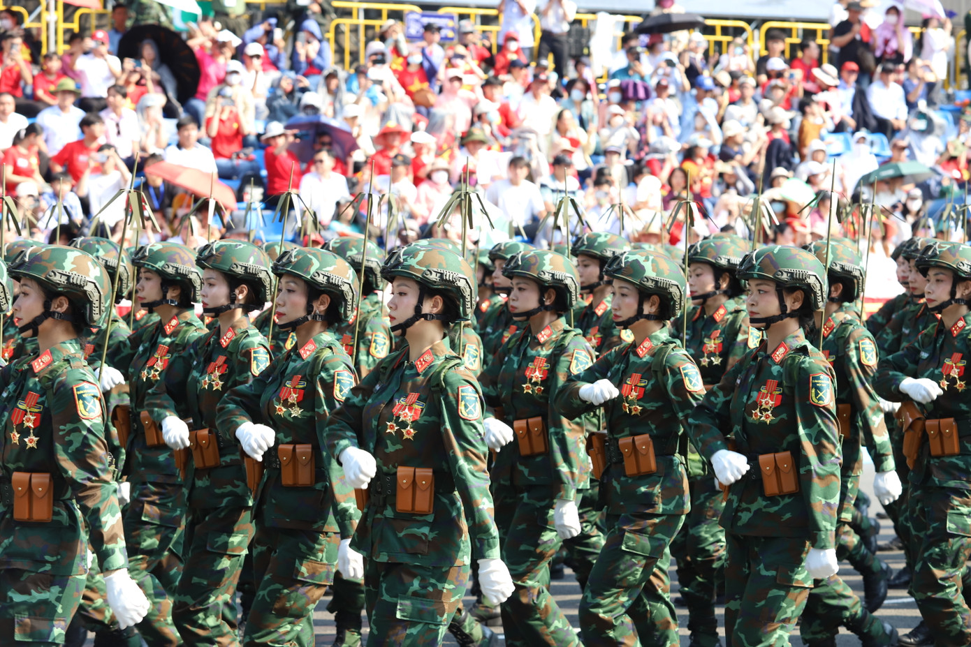 Khối nữ sĩ quan thông tin.