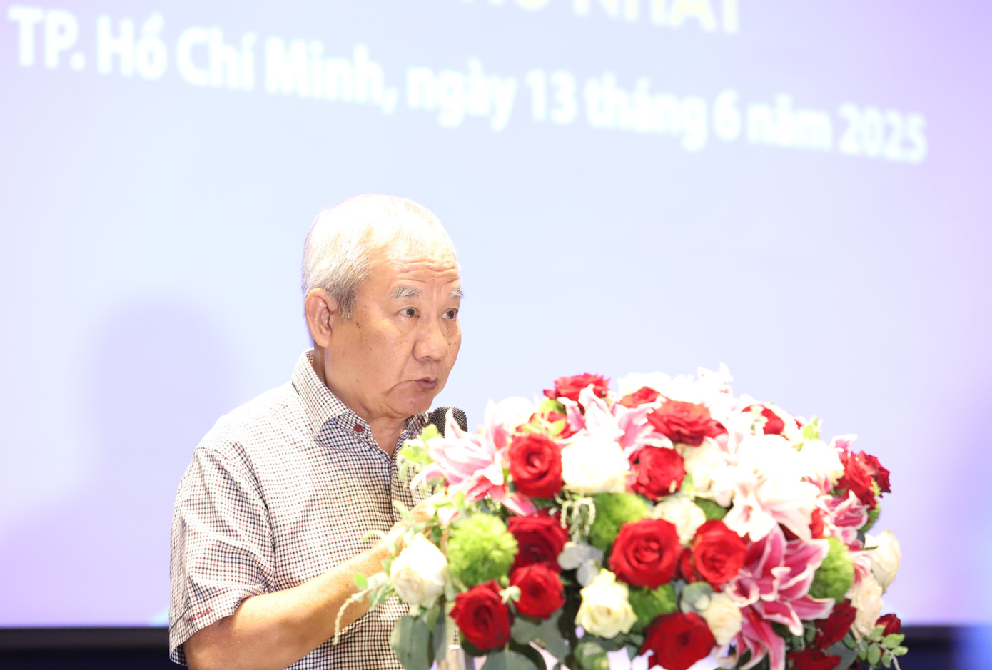 Nhà văn Trần Đức Tiến thông tin một số nét chính của Giải thưởng. Ảnh: Ngô Tùng