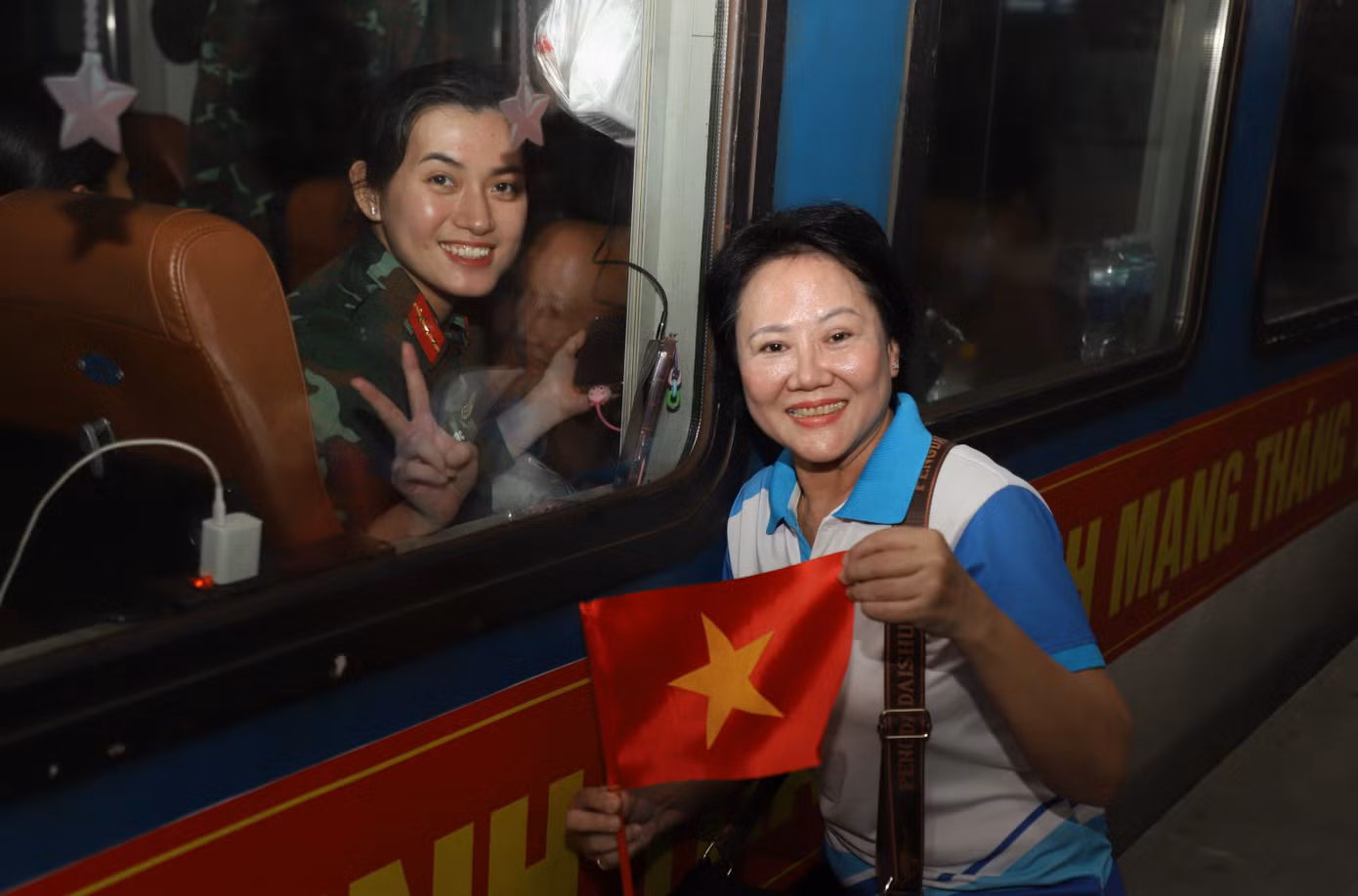 Người dân, bạn trẻ hân hoan tiễn đoàn đi làm nhiệm vụ.