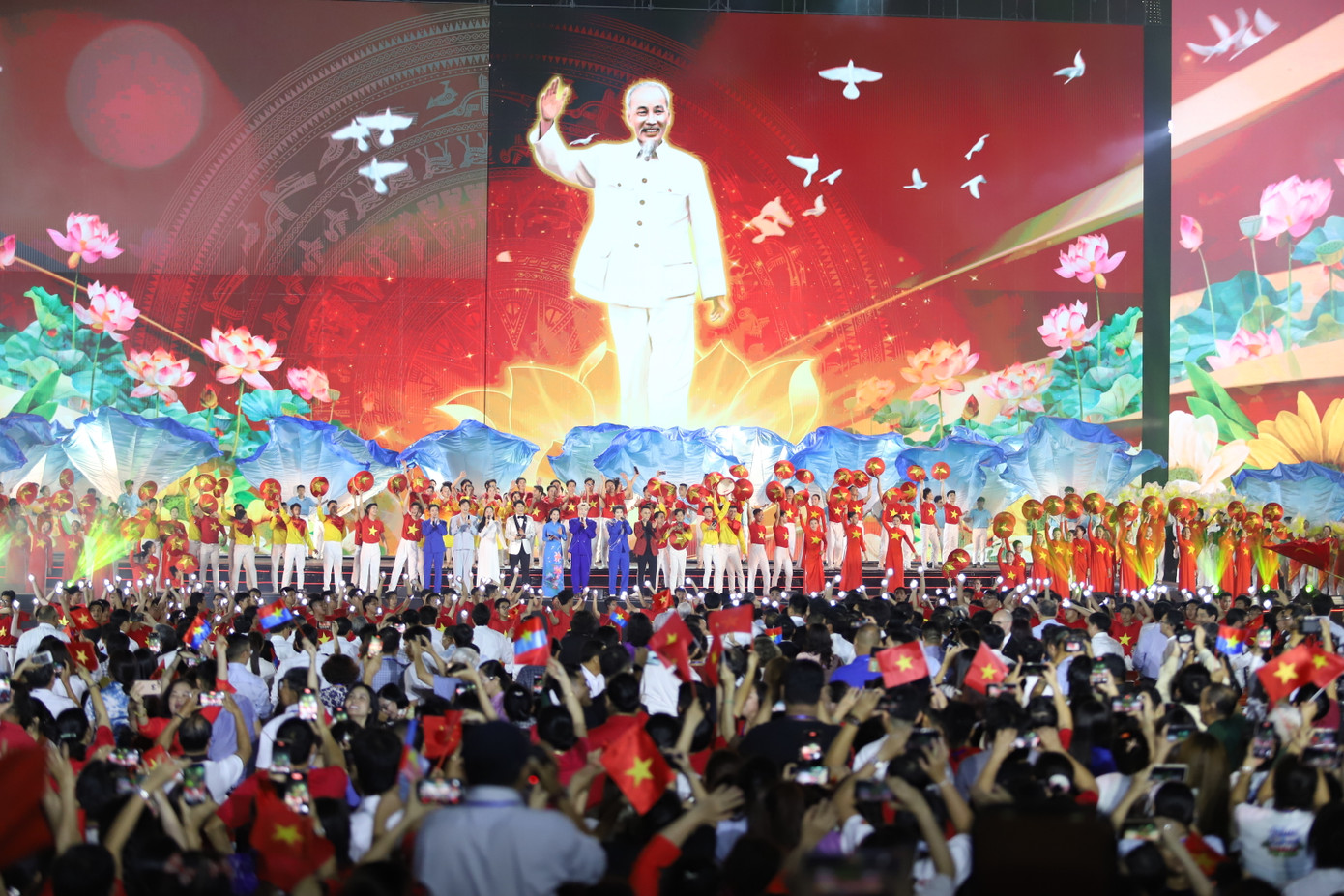 Những ngày tháng 4 bừng bừng khí thế tự hào, phấn khởi, các cơ quan Trung ương, bộ, ngành, TPHCM, các đoàn thể chính trị - xã hội cũng tổ chức nhiều chương trình nghệ thuật ấn tượng nhằm ôn lại truyền thống hào hùng, bi tráng trong cuộc trường chinh chống kẻ thù xâm lược của dân tộc; tri ân sâu sắc những cống hiến quên mình của các thế hệ cha ông đã ngã xuống vì nền hòa bình, độc lập, tự do của đất nước; thể hiện mạnh mẽ khát vọng hòa bình, độc lập và phát triển hùng cường trong giai đoạn mới.