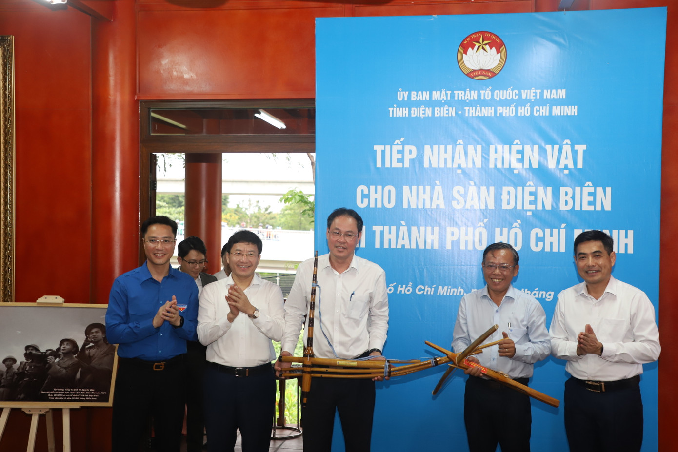 Trong khuôn khổ chuyến về nguồn, đoàn công tác tỉnh Điện Biên đã trao tặng các hiện vật đặc trưng của địa phương cho TPHCM lưu giữ tại Nhà sàn Điện Biên ở TP. Thủ Đức. Trong khuôn khổ chuyến về nguồn, đoàn công tác tỉnh Điện Biên đã trao tặng các hiện vật đặc trưng của địa phương cho TPHCM lưu giữ tại Nhà sàn Điện Biên ở TP. Thủ Đức.