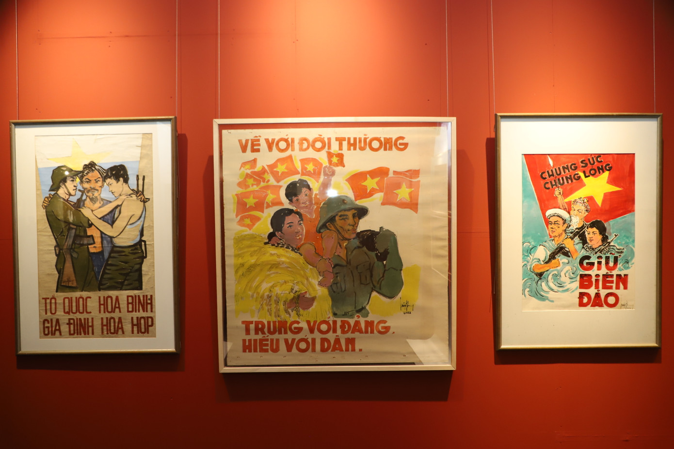 “Dù trong quá trình kháng chiến có nhiều vất vả, hy sinh nhưng họa sĩ Huỳnh Phương Đông vẫn khắc vẽ được bối cảnh lịch sử trong thời chiến để người xem, đặc biệt là thế hệ trẻ ngày nay nhìn lại những hình ảnh quý báu”, anh Thái chia sẻ và cho rằng chính điều này cũng thúc đẩy cán bộ, chiến sĩ lực lượng vũ trang thành phố luôn ra sức học tập, noi gương các anh hùng liệt sĩ và những bậc tiền nhân. “Dù trong quá trình kháng chiến có nhiều vất vả, hy sinh nhưng họa sĩ Huỳnh Phương Đông vẫn khắc vẽ được bối cảnh lịch sử trong thời chiến để người xem, đặc biệt là thế hệ trẻ ngày nay nhìn lại những hình ảnh quý báu”, anh Thái chia sẻ và cho rằng chính điều này cũng thúc đẩy cán bộ, chiến sĩ lực lượng vũ trang thành phố luôn ra sức học tập, noi gương các anh hùng liệt sĩ và những bậc tiền nhân.