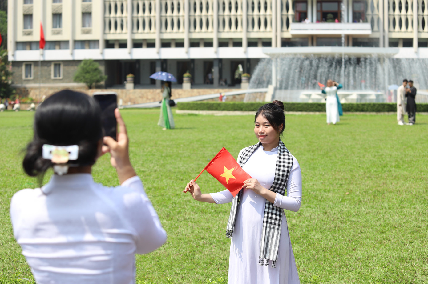 Trong mỗi người đều dâng trào cảm xúc tự hào, biết ơn sự hy sinh cao cả của các thế hệ cha ông đi trước.