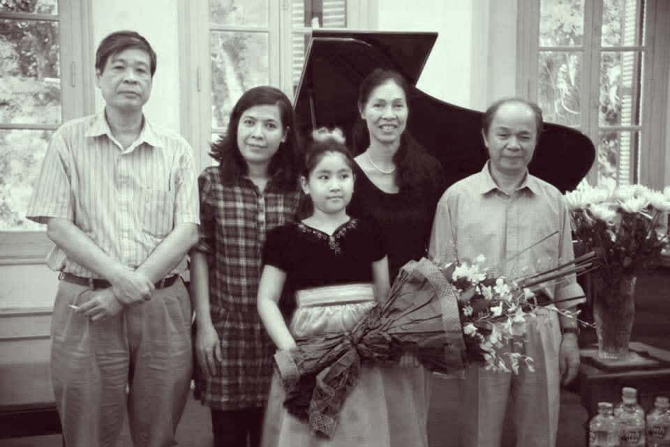 Nghệ sĩ piano Nguyệt Minh trân trọng những kỷ niệm đẹp đẽ cùng nhà thơ Thụy Kha. Ảnh: NVCC.