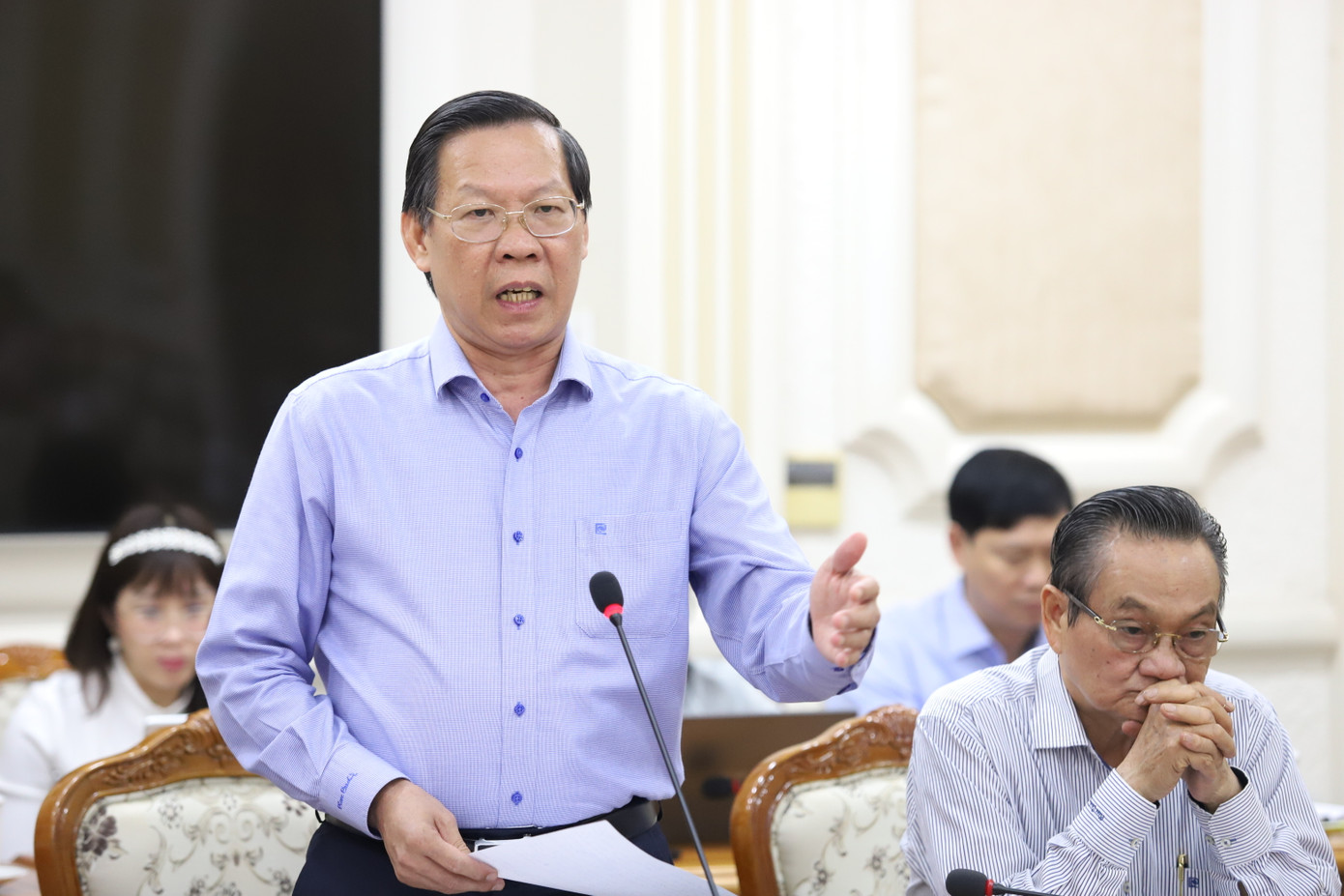 Chủ tịch UBND TPHCM Phan Văn Mãi trao đổi tại phiên họp. Ảnh: Ngô Tùng